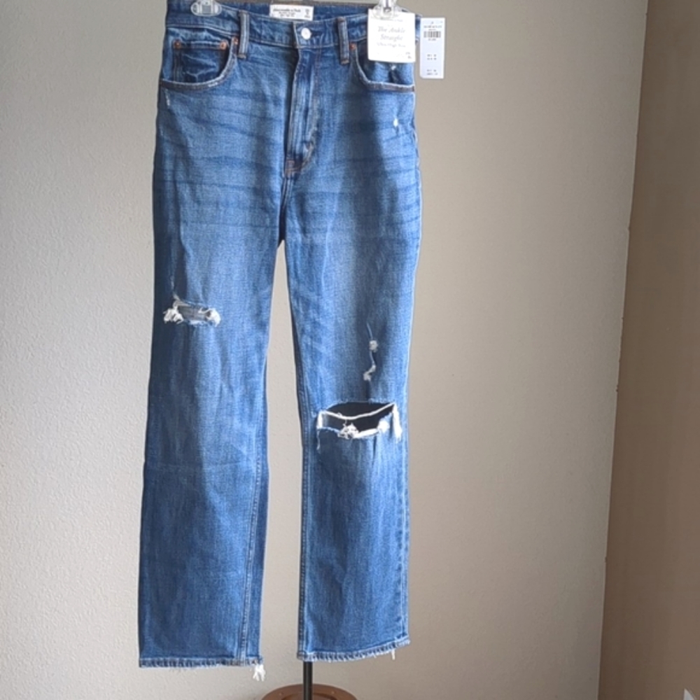 NWT Abercrombie & Fitch Women's Ankle Straight Ultra High Rise Ripped Jean 29/8L